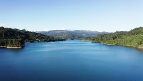 Malerische-Landschaft-Des-Flusses-Vouga-In-Aveiro-Portugal-An-Einem-Ruhigen-Nachmittag---Luftaufnahme