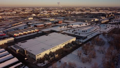 Die-Drohnenaufnahme-Des-CPKC-Hauptsitzes-In-Calgary-Während-Eines-Wintersonnenuntergangs