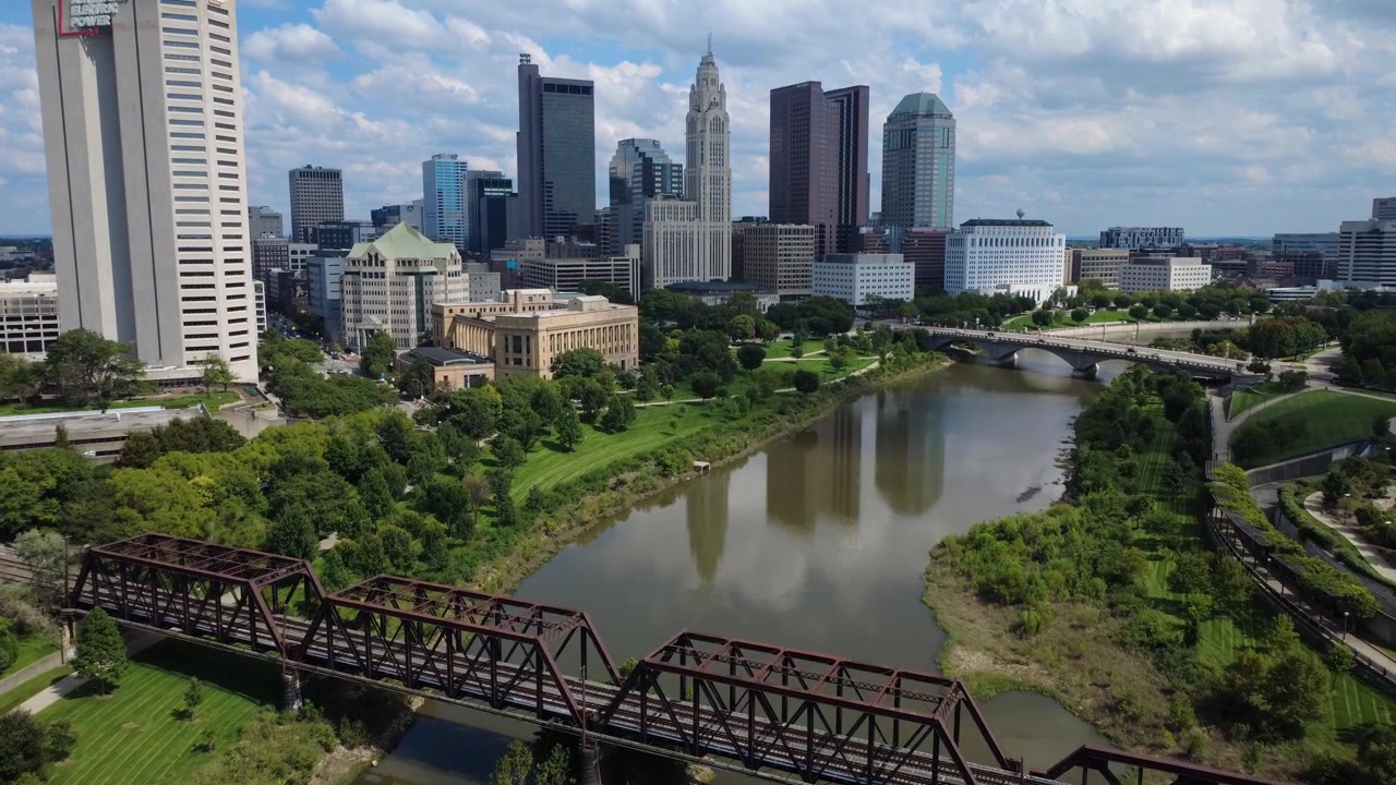 Ripresa con drone dello skyline di Columbus, Ohio, in una giornata di sole, che cattura la LeVeque Tower, la Corte Suprema dell'Ohio, il fiume Scioto e lo skyline della città