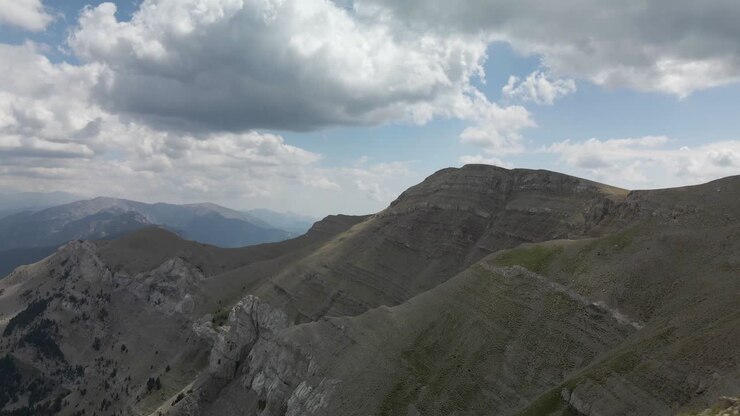 Vista aérea avanzando hacia el acantilado de la montaña con la vista de la montaña Comabona al frente, en La Cerdanya, Cataluña