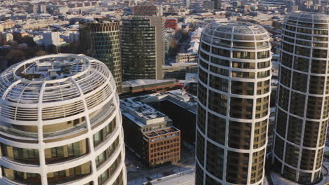 Luftdrohnenaufnahme-Von-Zaha-Hadid-hochhäusern-In-Der-Stadt-Bratislava-An-Einem-Sonnigen-Wintermorgen