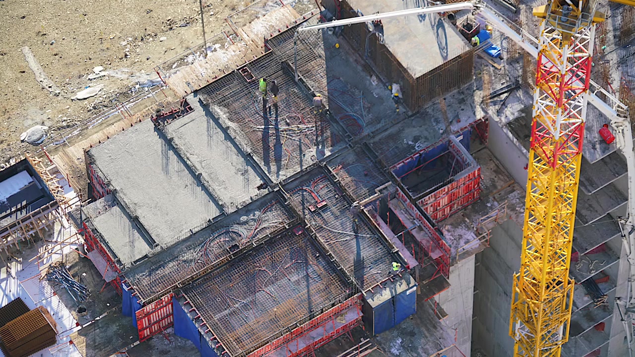 Pekerja Konstruksi Menuangkan Beton di Lokasi Pembangunan Gedung Bertingkat Tinggi