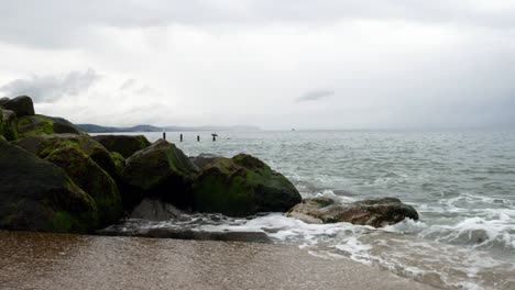 Poderoso-Salpicar-Océano-Marea-Olas-Oleaje-Salvaje-Nublado-Costero-Litoral-Rocoso