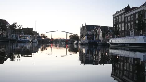 tranquilo en la madrugada en el río sparne en haarlem