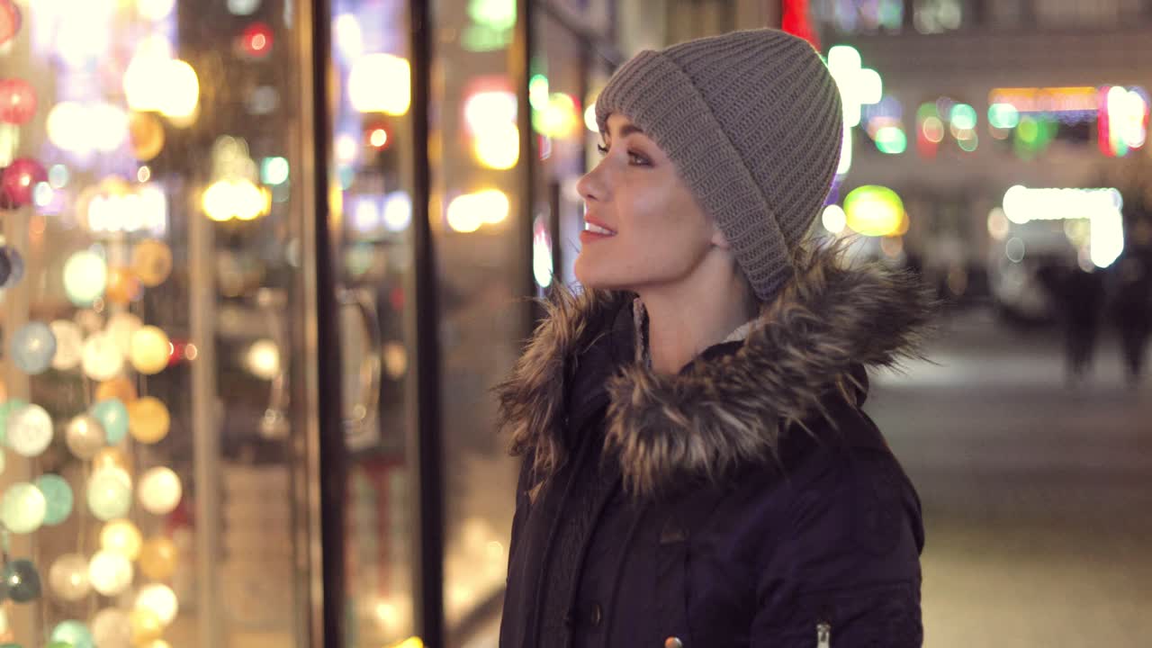 케이스에 서있는 쾌활한 여자