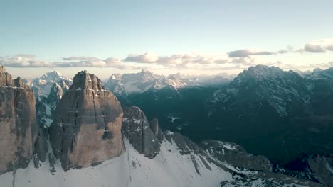 Enthüllen-Sie-Eine-Drohnenaufnahme-Eines-Berühmten-Wahrzeichens-Der-Berge-Bei-Sonnenuntergang