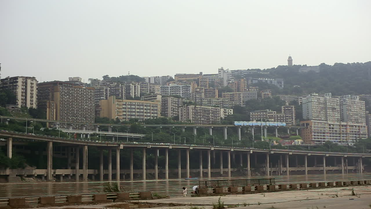 padre e hija jugando junto al río
