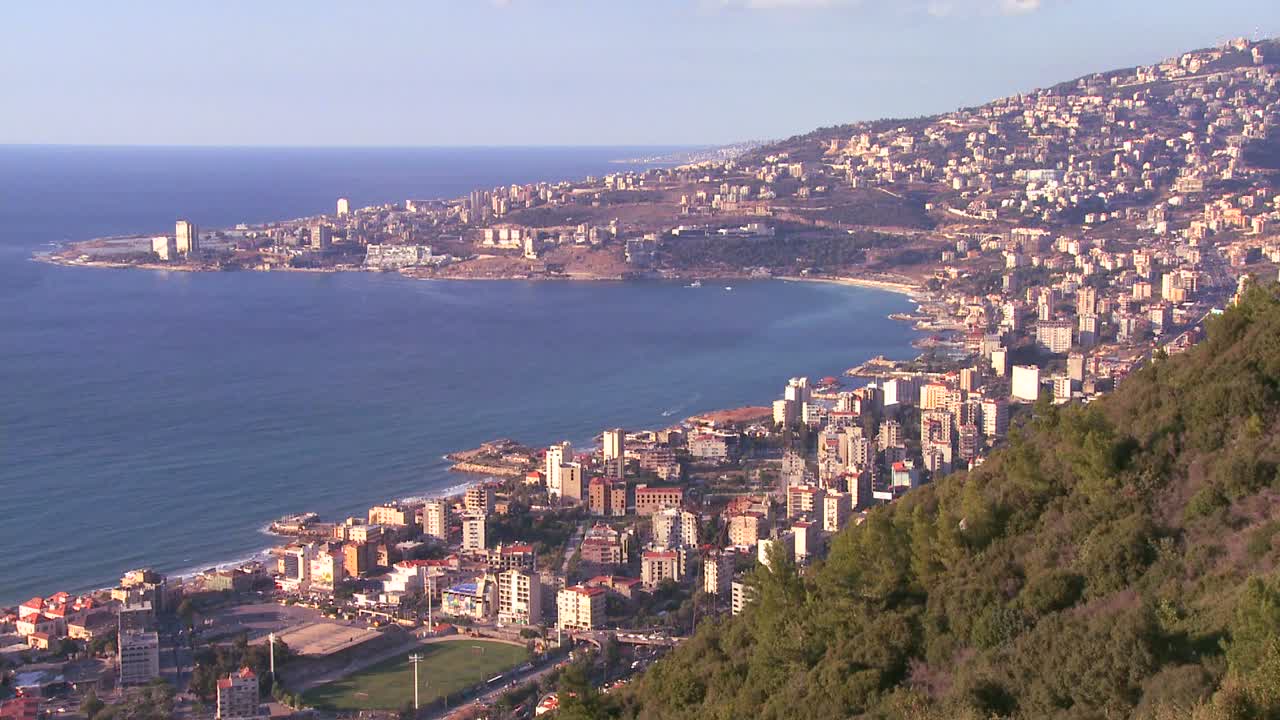 Ampia inquadratura di un sobborgo di Beirut, Libano, lungo il Mediterraneo