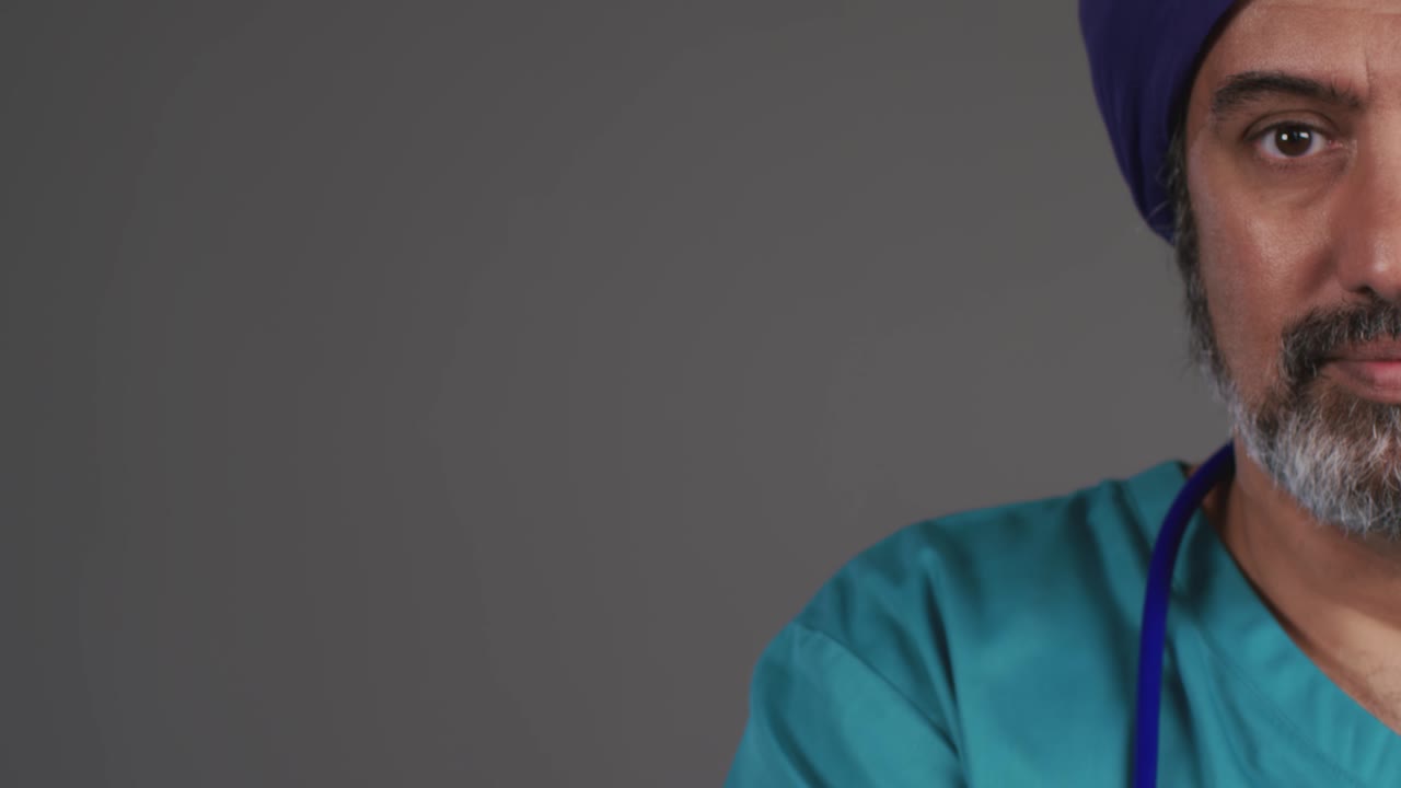 retrato profesional de cirujano de mediana edad con espacio de copia