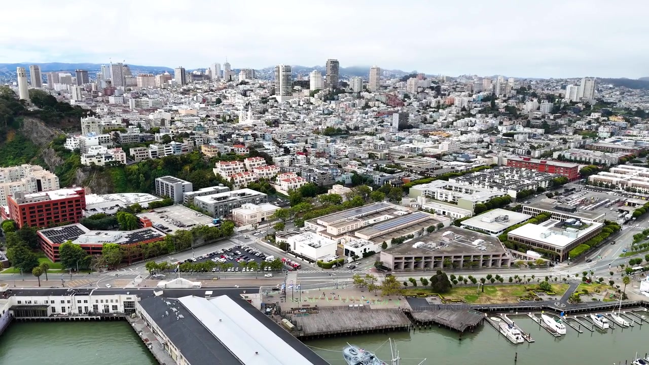 Filmagem cinematográfica aérea de drone de São Francisco, Califórnia, com vista para os densos bairros urbanos e o horizonte do centro da cidade. A vista apresenta o Distrito Financeiro, Salesforce Tower