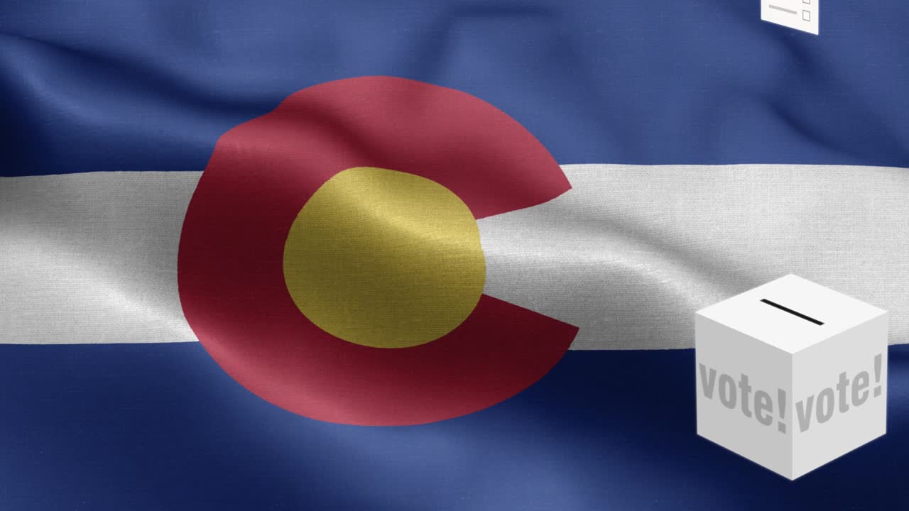 estado de colorado - las papeletas vuelan a la caja para la selección de colorado - caja de votación frente a la bandera - elección - voto - bandera nacional patrón de onda del estado de colorado elementos en bucle - textura de tela y bucle sin fin - bandera en bucle del estado de colorado