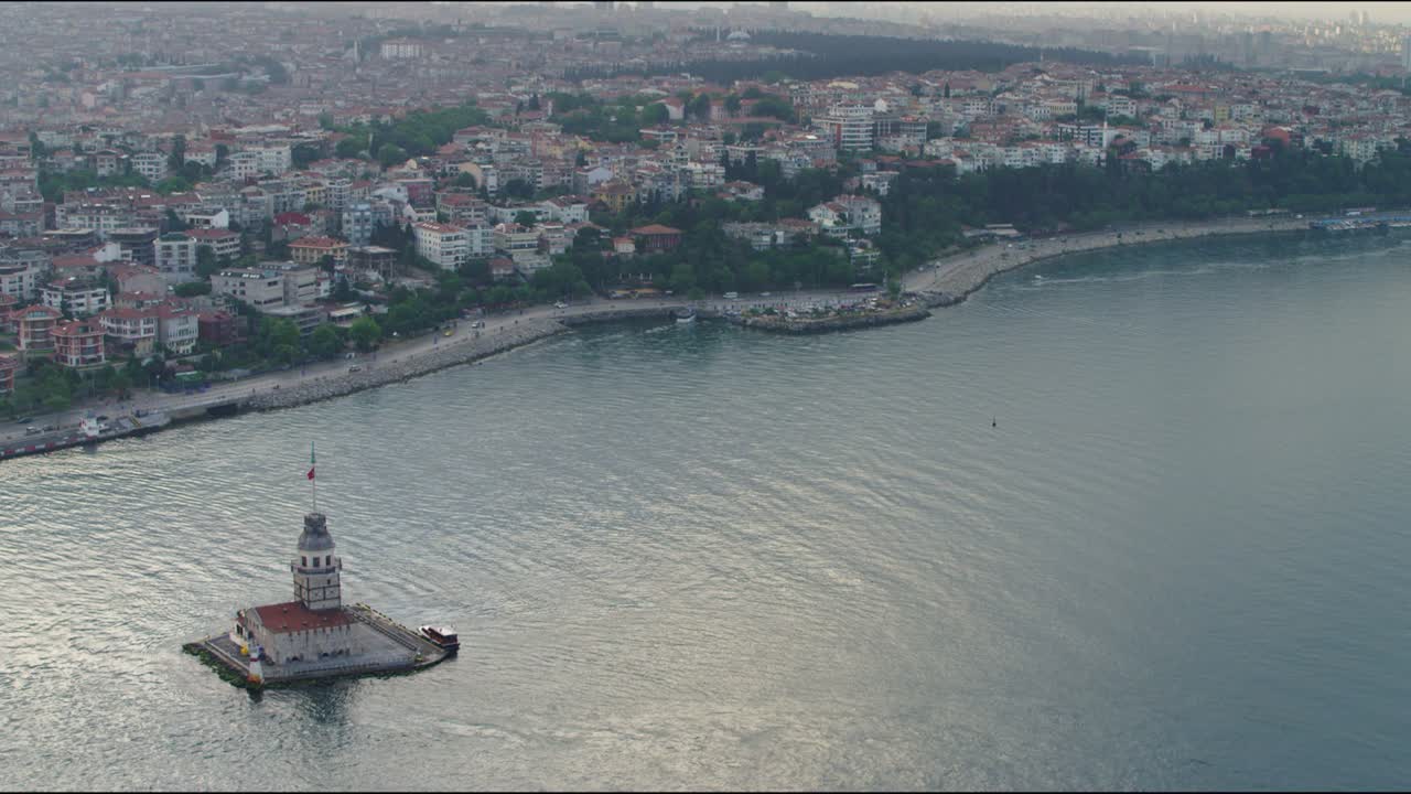 vista aérea de la torre de la virgen en un hermoso día de estambul.