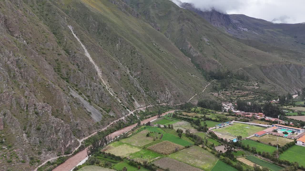 vista aérea de drones de la ciudad inca de ollantaytambo en las montañas de perú y las ruinas incas