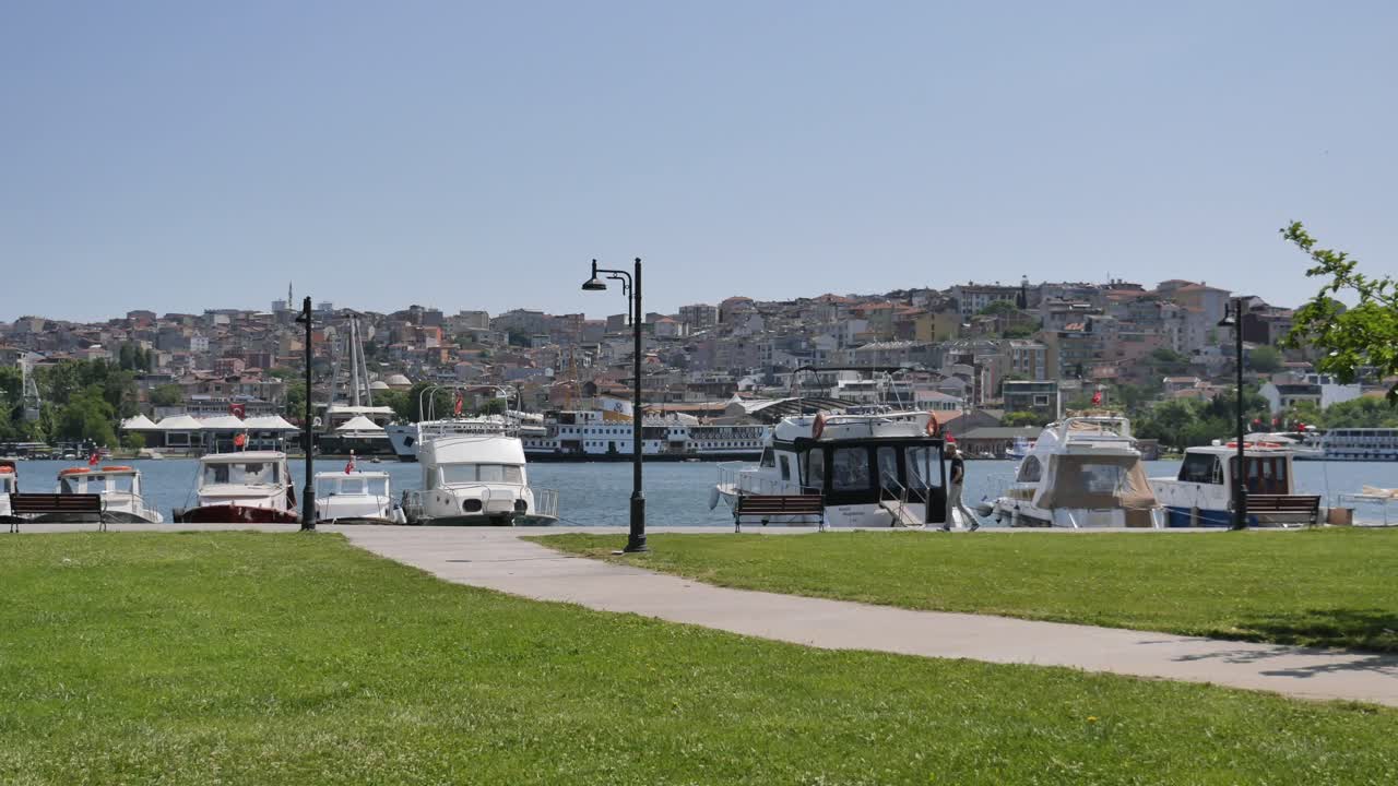 보트 가 있는 이스탄불 해안 공원