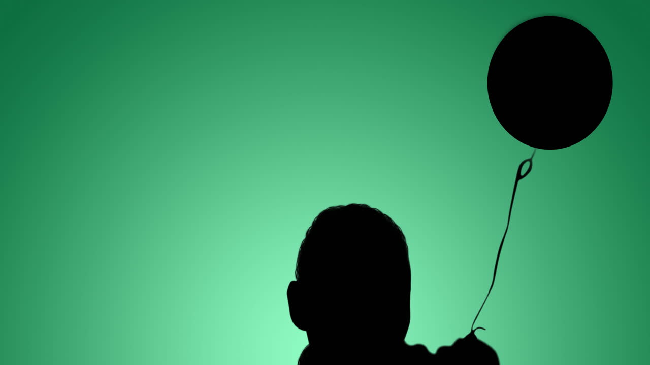 녹색 배경 에 망치 를 던지는 운동 선수 의 실루 ⁇  의 애니메이션