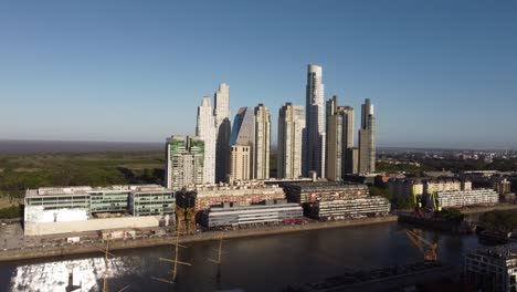 Luftaufnahme-Von-Puerto-Madero-Bei-Sonnenuntergang-Während-Der-Hauptverkehrszeit,-Paseo-Del-Bajo-Avenue,-Stadt-Buenos-Aires