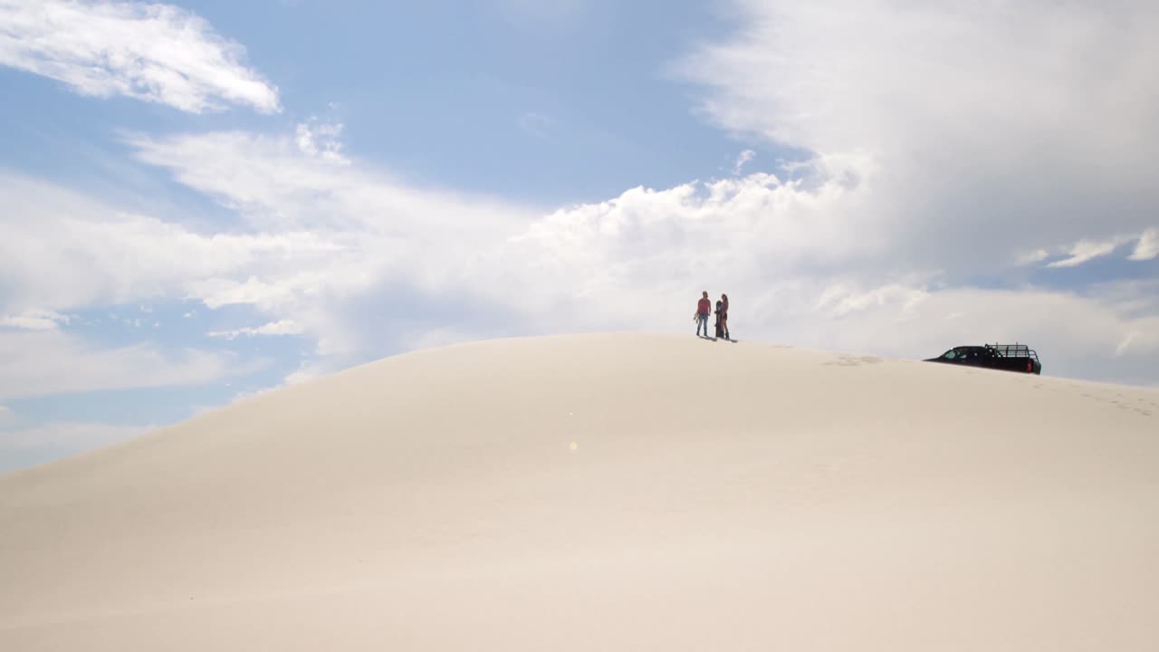 pareja de pie en la duna de arena en el desierto 4k