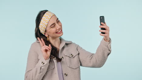 mujer feliz, signo de paz y selfie en la fotografía