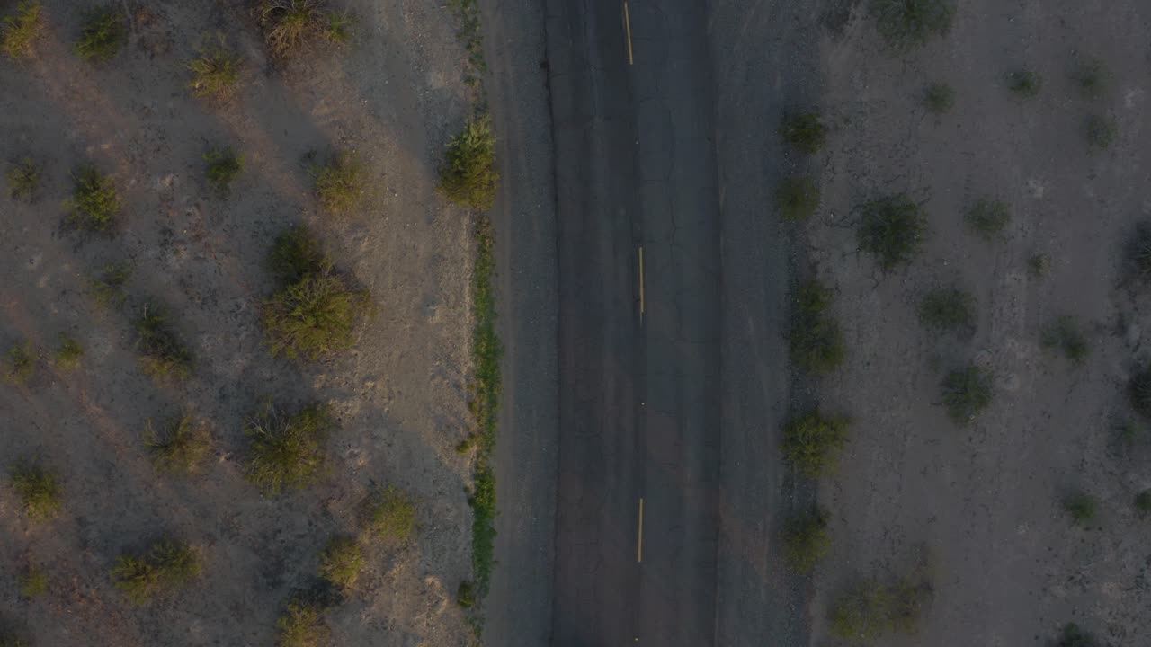 Vista aerea dall'alto di un SUV di lusso nel deserto.