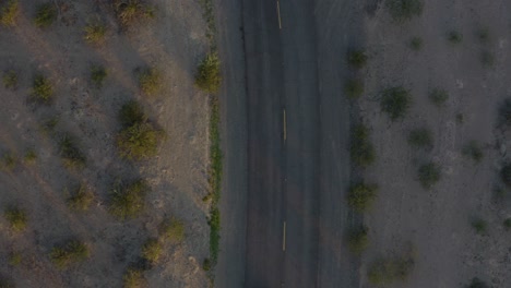 Top-down-luxus-suv-wüstenluftbild