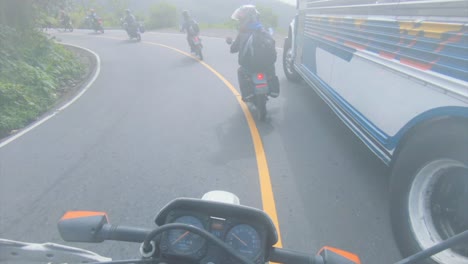 Motorradbande-überholt-Bus-In-Den-Nebligen-Bergen-Guatemalas,-POV