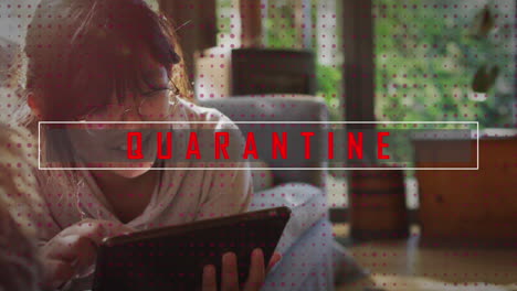 animación del texto de cuarentena sobre una mujer usando una tableta