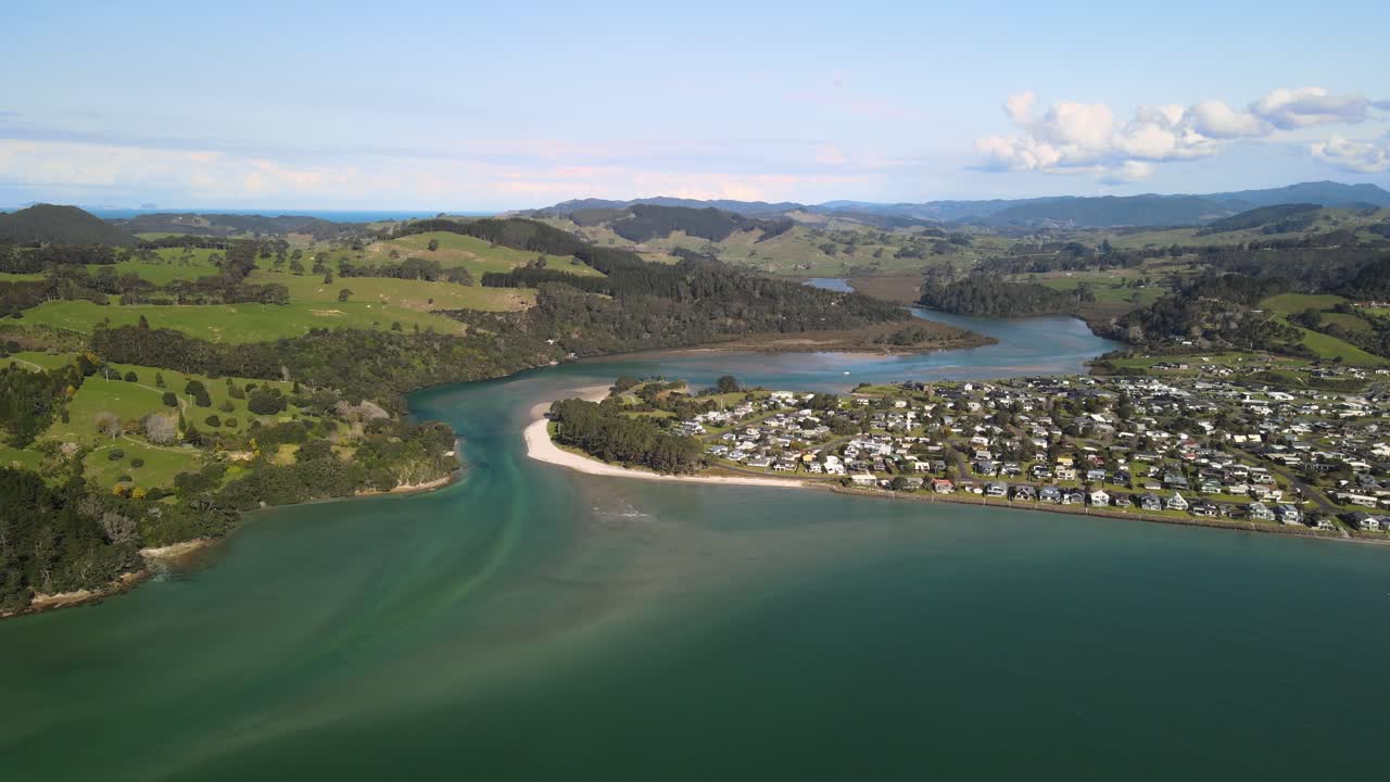 entrada del río en nueva zelanda con patrones de marea arremolinados