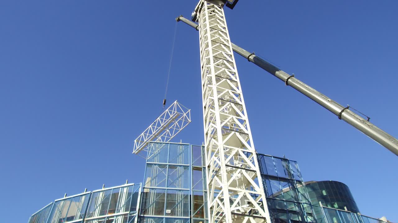 더 작은 크레인-1에 의해 섹션별로 크레인이 건설되고 있습니다.