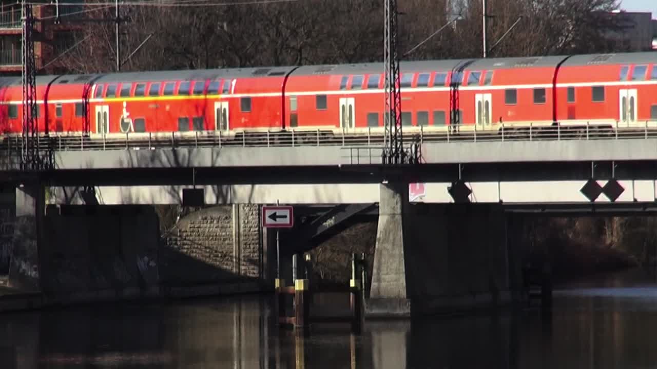 Treno su un ponte a Berlino, HD