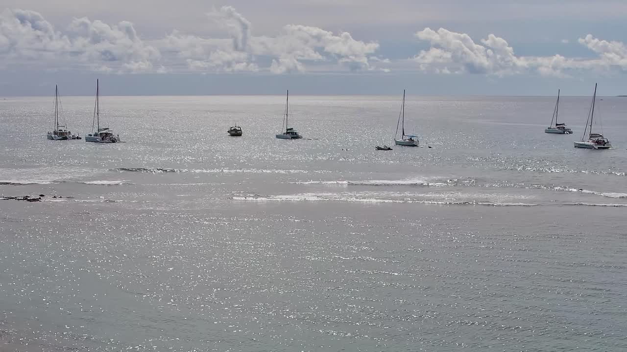 Veleiros ancorados no mar perto das Ilhas Canárias durante o dia