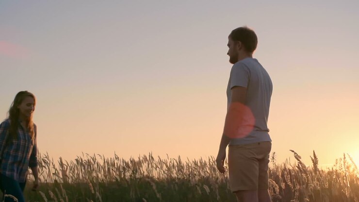 Casal Abraçando e Beijando Num Campo de Trigo Ao Pôr do Sol