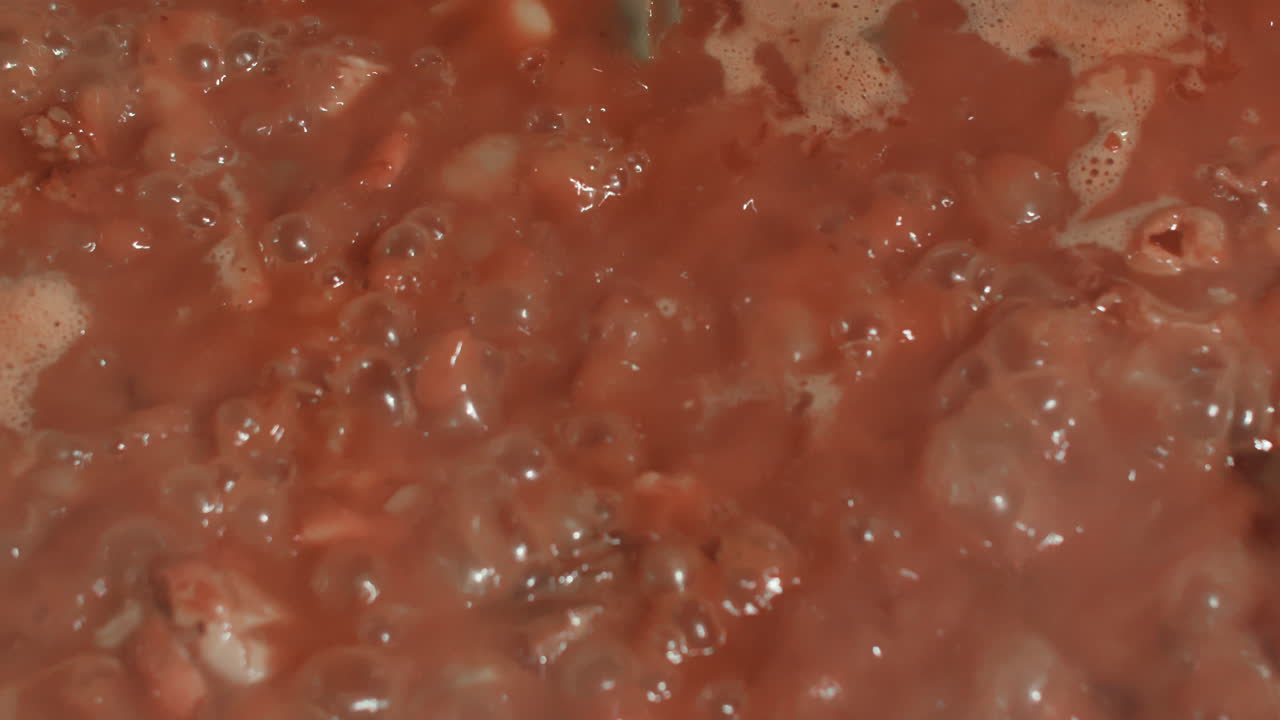 pollo en caldo rojo hirviendo