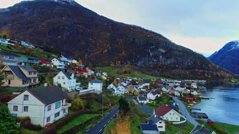 Luftaufnahme-über-Malerischen-Europäischen-Häusern-Am-Hang-Mit-Blick-Auf-Den-Talfluss