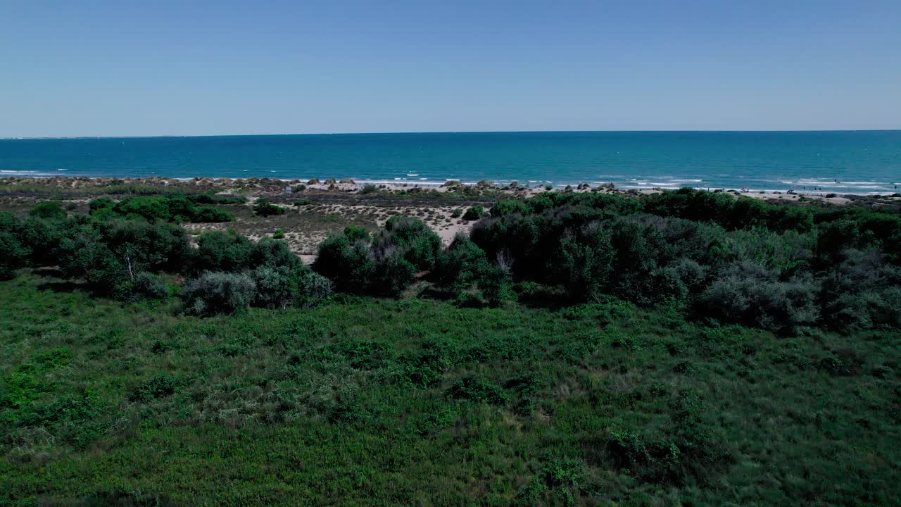воздушный передовой полет, показывающий дюны, песчаный пляж с людьми и голубую французскую реку во франции летом