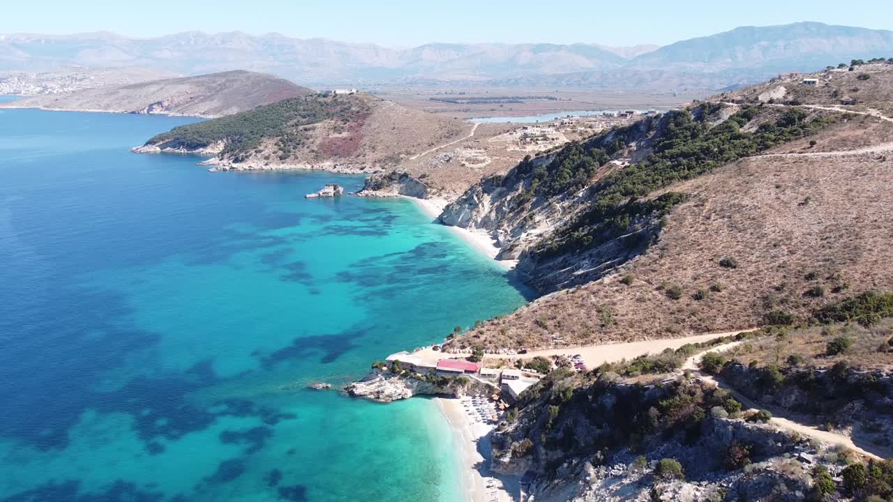 vista aérea de drones costa ksamil, mar jónico, albania - playa pulebardha