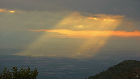 rayos de luz brillando a través de las nubes en la cordillera catalana, españa
