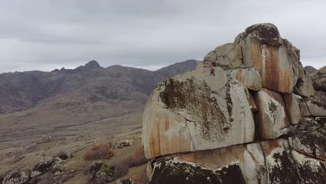 escaladores del equipo de rescate colgando de una enorme roca vertical asegurando el equipo