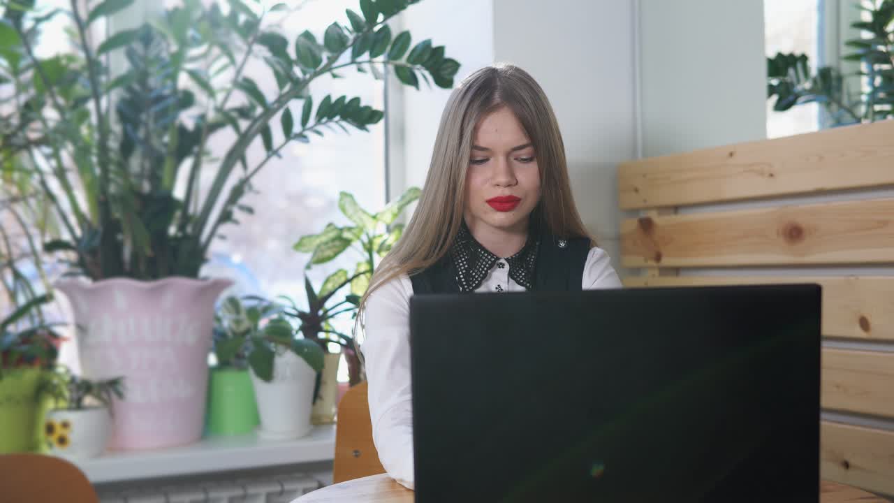 카페에서 노트북으로 일하는 여자