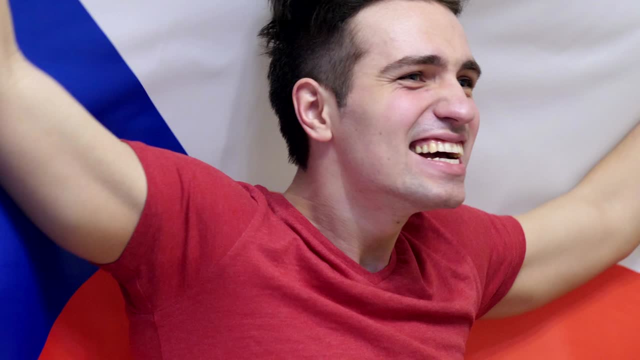 joven checo celebrando mientras sostiene la bandera de la república checa en cámara lenta