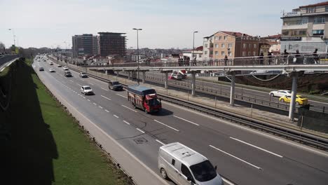 autopista en una ciudad con personas en la pasarela