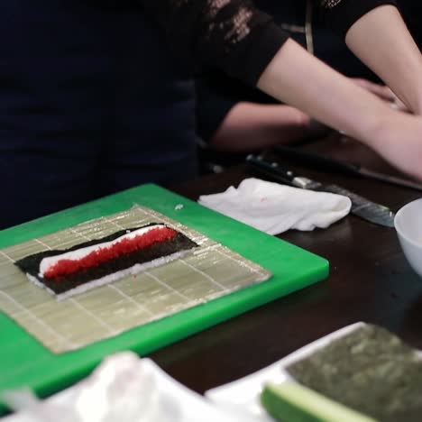 prepare los rollos de sushi japoneses