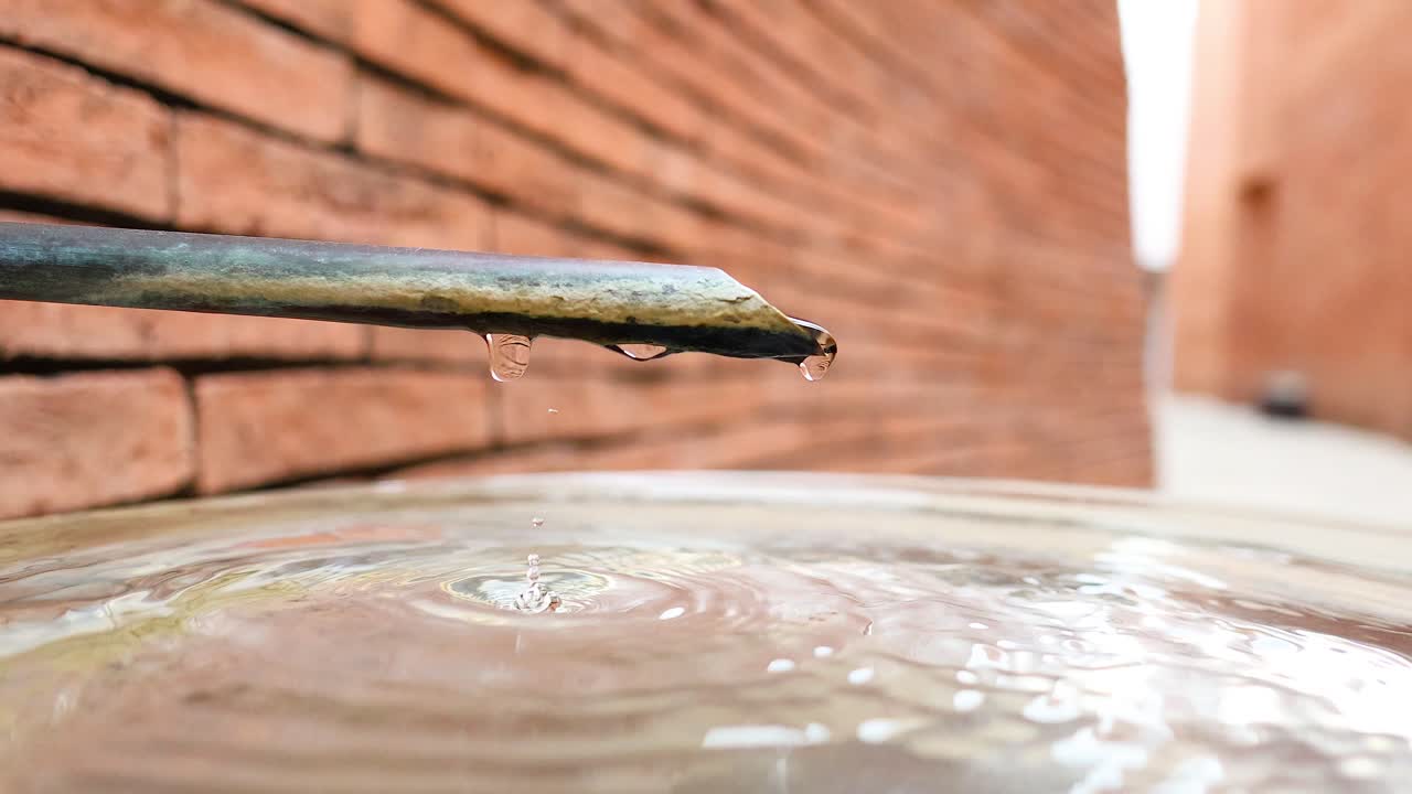 gotas de agua que crean ondas en una bañera