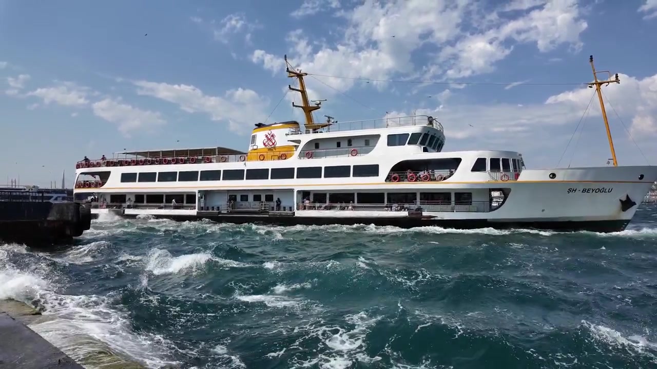 Passagerfærge navigerer gennem oprørt vand i Istanbul
