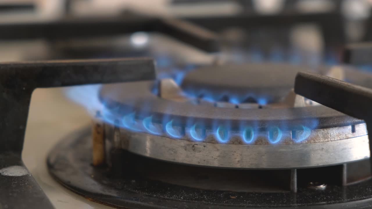 국내 주방 스토브에서 파란 불의 클로즈업. 불타는 불꽃과 함께 가스 커 프로판 가스.