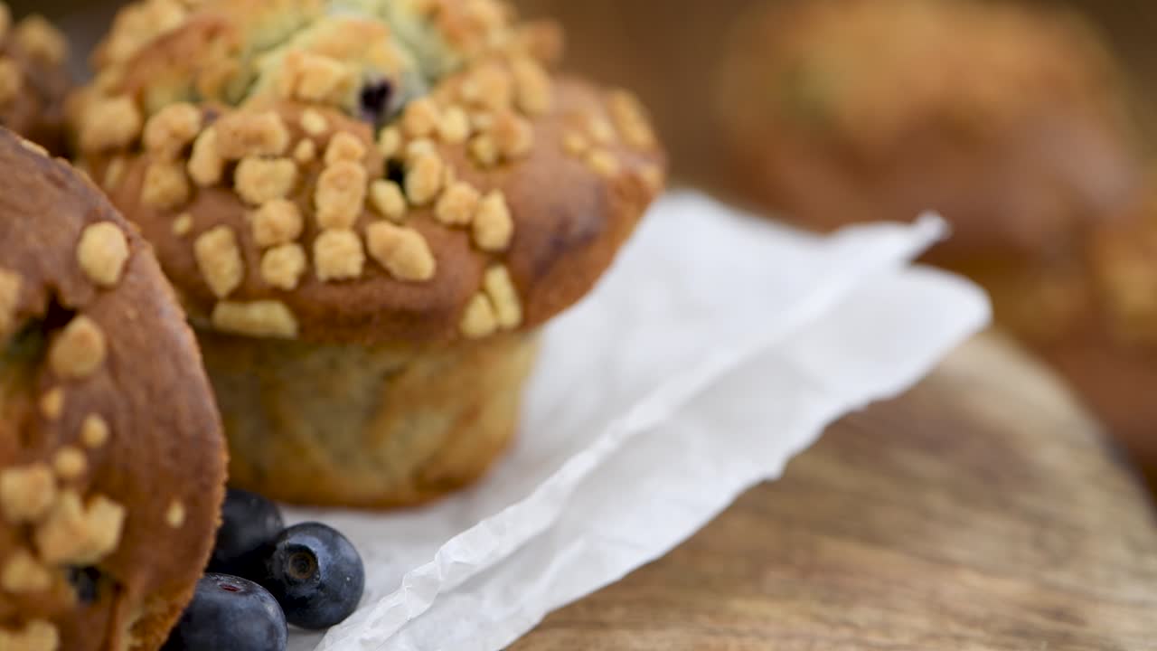 Porzione di muffin ai mirtilli in rotazione su un piatto (loop continuo)
