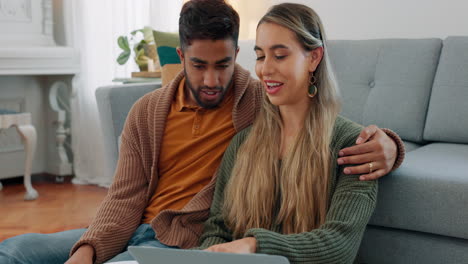amor, computadora portátil y relajarse diversidad pareja disfrutar