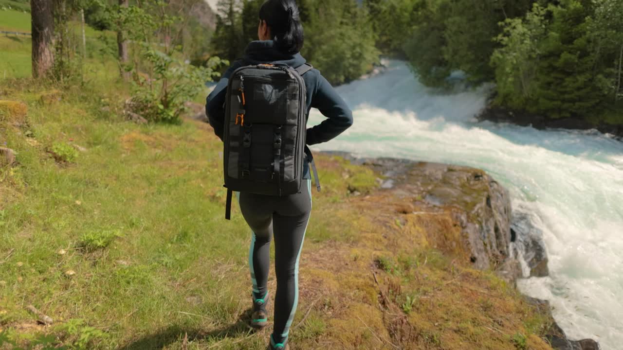 산책하는 여자 노르웨이의 아름다운 자연에서 산책 배을 들고 산책합니다.