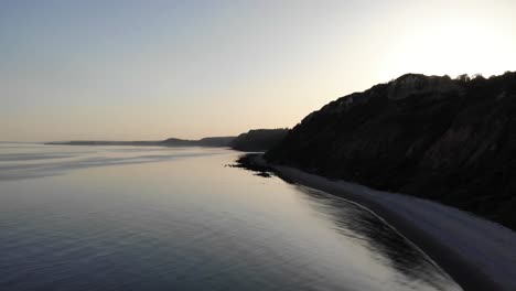 Aguas-Tranquilas-Y-Tranquilas-Al-Atardecer-Junto-A-La-Playa-De-Littlecombe-Shoot