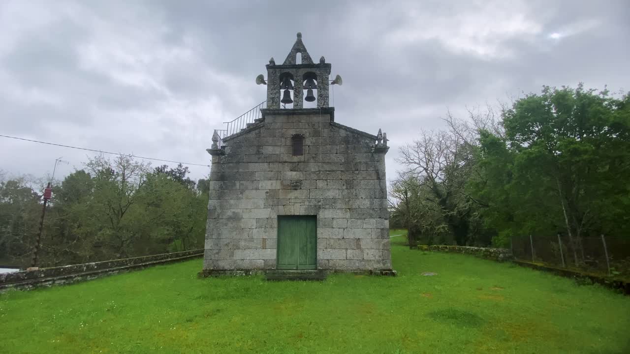 iglesia de san amaro das regadas, perla, ourense, galiza españa - vista turística