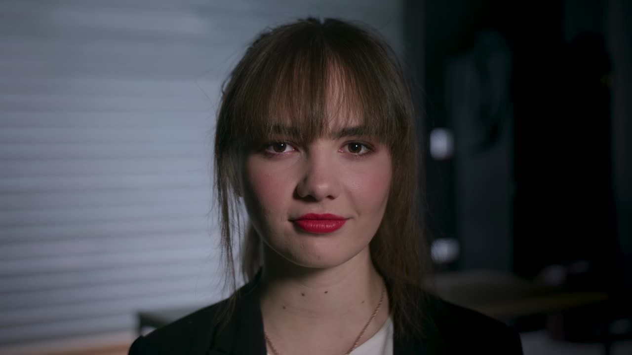 카메라를 바라보며 자신감 있게 웃는 젊은 매력적인 여성